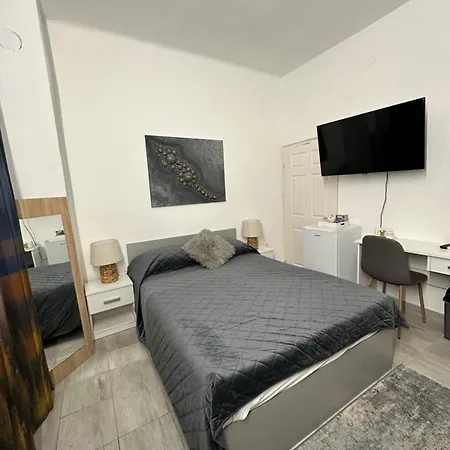 Airport17 Bed & Breakfast *