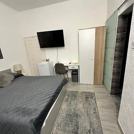 Bed & Breakfast Airport17 *