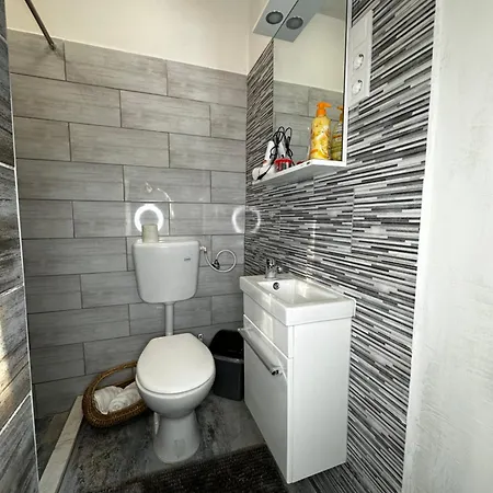 Bed & Breakfast Airport17 *